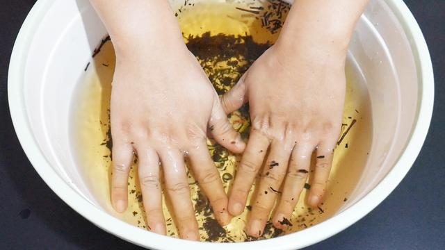 茶葉水洗頭有什么作用為什么醫生不建議用茶枯洗發水